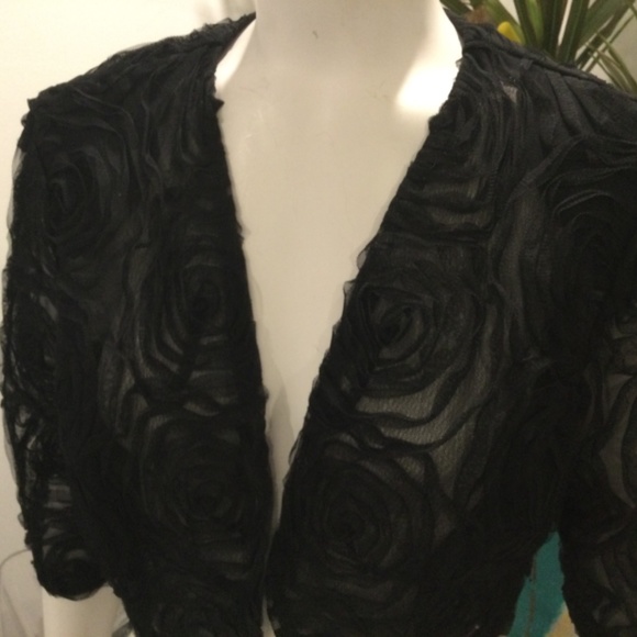 Black rosétte lace shortie jacket - Picture 2 of 6